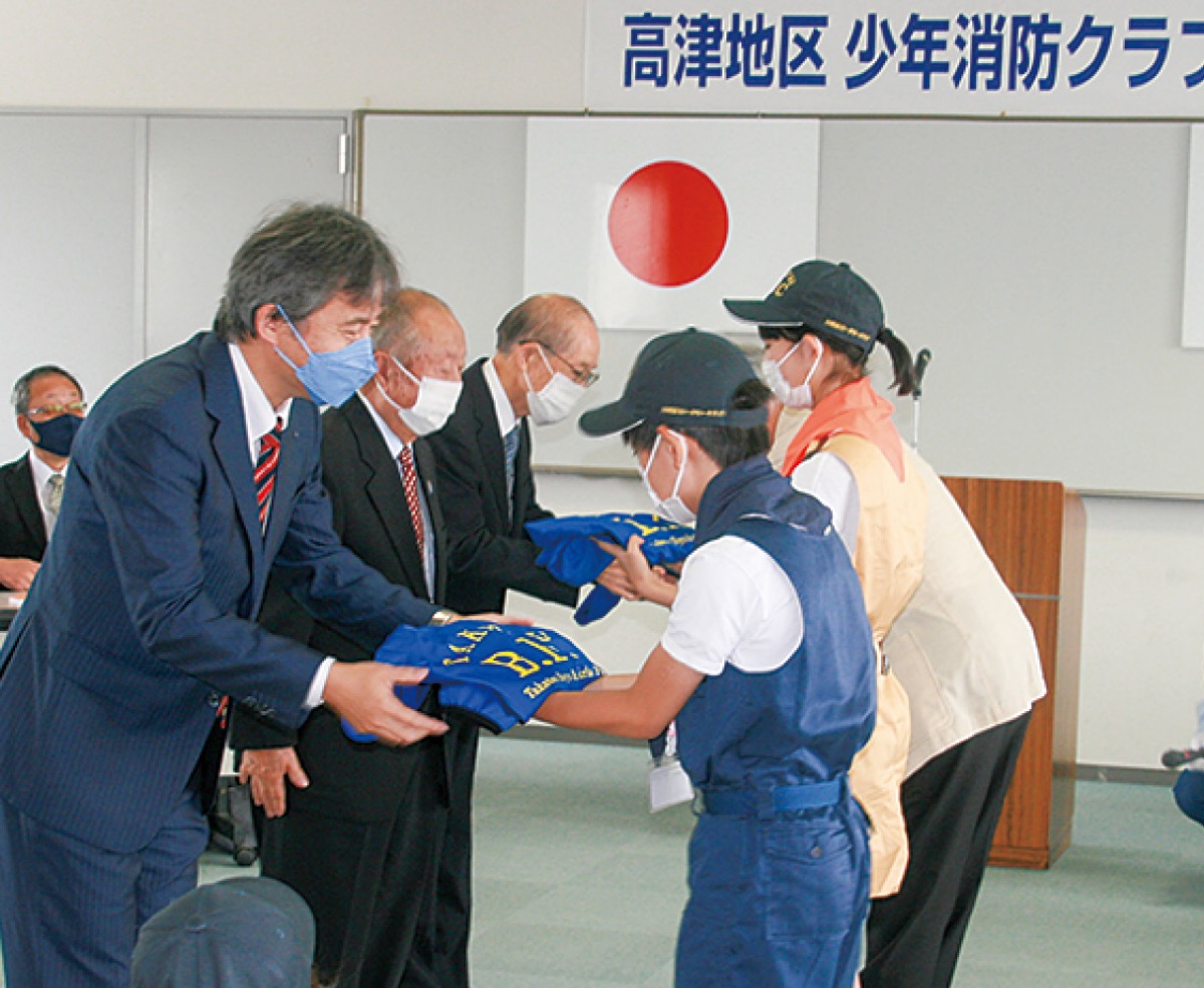 川崎高津ロータリークラブが少年消防クラブにジャンパー寄贈